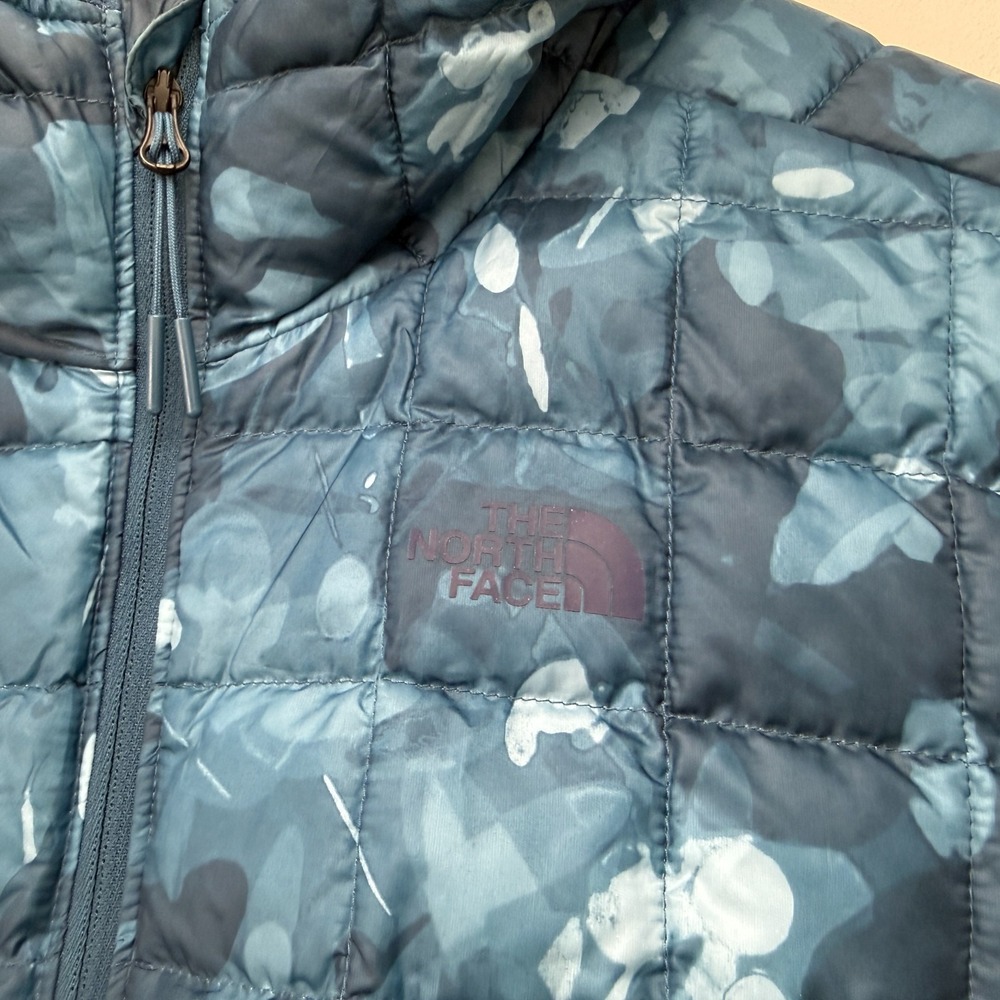 The North Face Womens Printed Themoball Eco Hooded Jacket Sz M Blue Camo Quilted - Picture 5 of 16